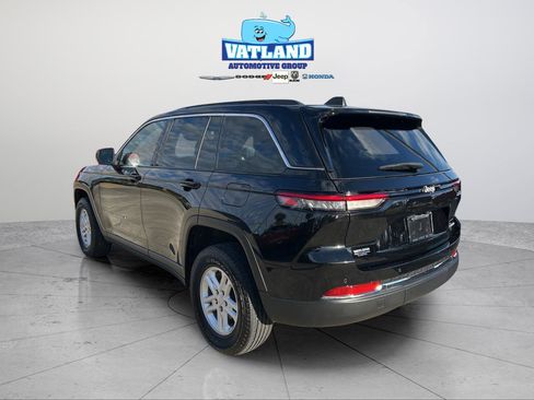 Used 2025 Jeep Grand Cherokee Laredo image 3