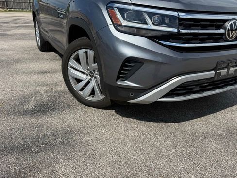 Used 2020 Volkswagen Atlas Cross Sport SE w/ Panoramic Sunroof Package FWD image 2