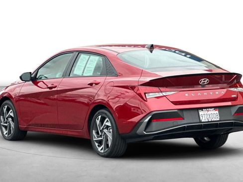 Certified 2025 Hyundai Elantra SEL image 4