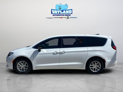 Used 2026 Chrysler Voyager LX FWD image 2