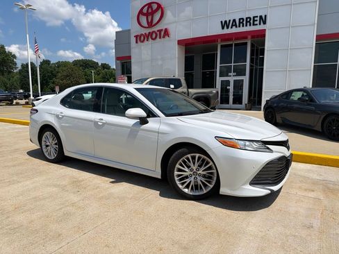 Used 2018 Toyota Camry XLE FWD image 2