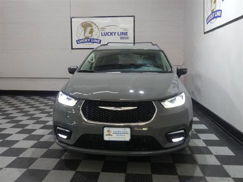 Used 2023 Chrysler Pacifica Touring-L FWD image 2