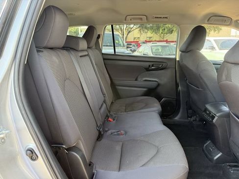 Used 2022 Toyota Highlander LE FWD image 30