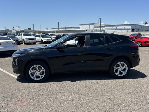 Used 2025 Chevrolet Trax LS w/ LS Convenience Package FWD image 2