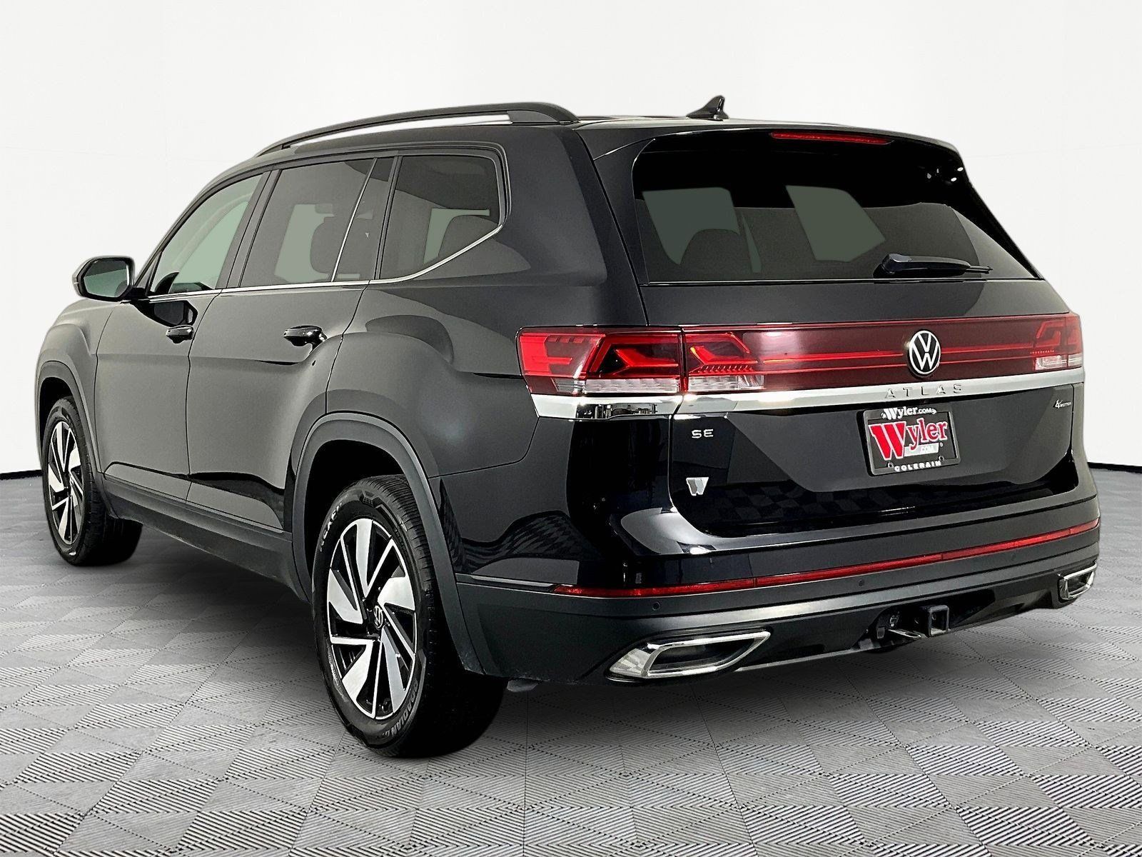 Used 2025 Volkswagen Atlas SE AWD/4WD image 4