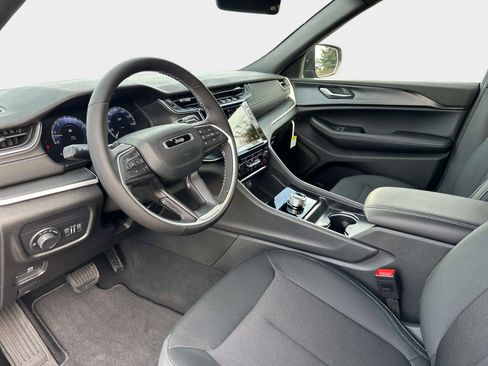 New 2025 Jeep Grand Cherokee Laredo X w/ Luxury Tech Group I image 33