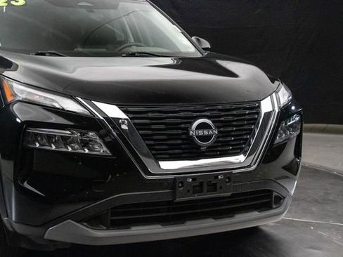 Used 2023 Nissan Rogue SV image 3