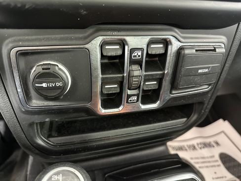 Used 2021 Jeep Gladiator Sport image 25