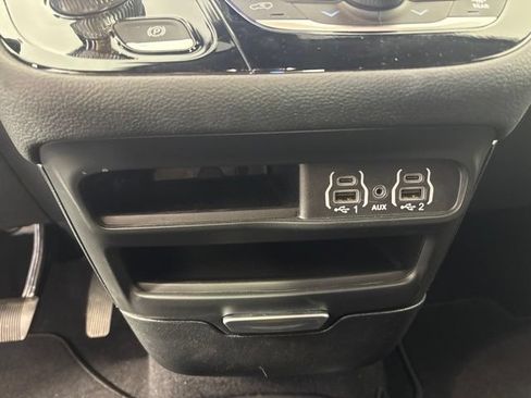 Used 2025 Chrysler Pacifica Select FWD image 7