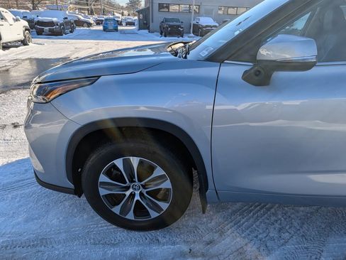 Certified 2024 Toyota Highlander XLE image 2