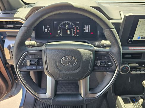 Used 2025 Toyota 4Runner SR5 AWD/4WD image 22