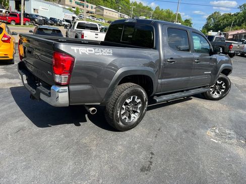 Used 2017 Toyota Tacoma TRD Off-Road image 16