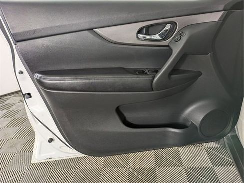 Used 2015 Nissan Rogue SV w/ SV Premium Package image 12