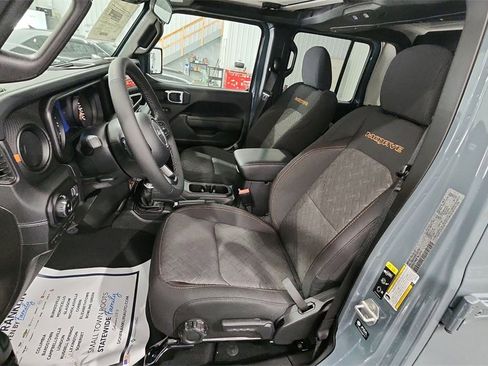 Used 2025 Jeep Gladiator Mojave w/ Convenience Group image 15