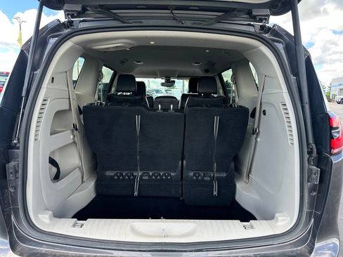 Used 2022 Chrysler Pacifica Touring-L FWD image 37