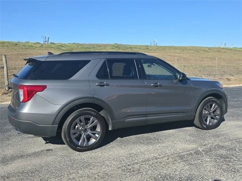 Used 2022 Ford Explorer XLT w/ Equipment Group 202A image 5