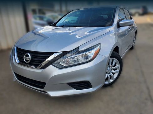 Used 2018 Nissan Altima 2.5 S w/ S Convenience Package image 3