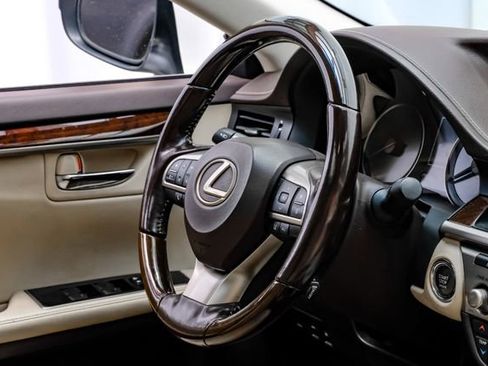 Used 2016 Lexus ES 350 w/ Luxury Package w/Wood Trim FWD image 18