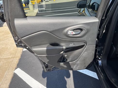 Used 2019 Jeep Cherokee Latitude Plus AWD/4WD image 14