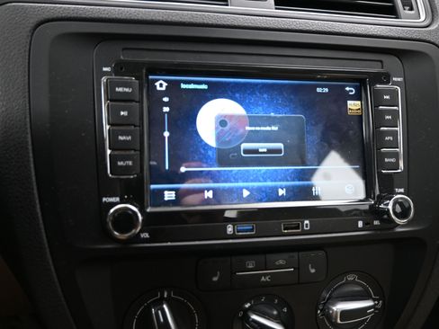 Used 2017 Volkswagen Jetta SE image 12