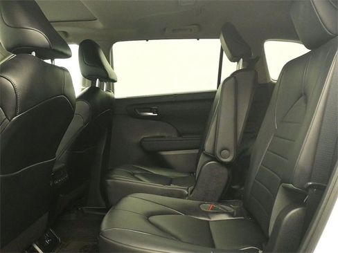 Used 2023 Toyota Highlander L image 10