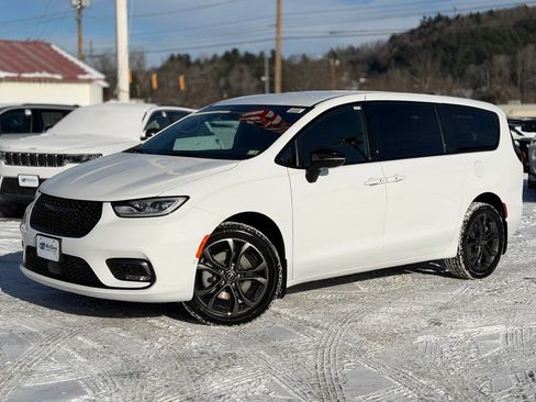 New 2026 Chrysler Pacifica Select image 1