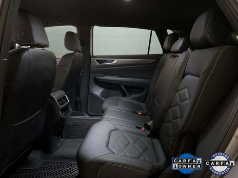 Used 2025 Volkswagen Atlas Cross Sport SE w/ Black Wheel Package image 68