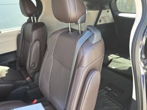 Used 2021 Toyota Sienna Platinum FWD image 23