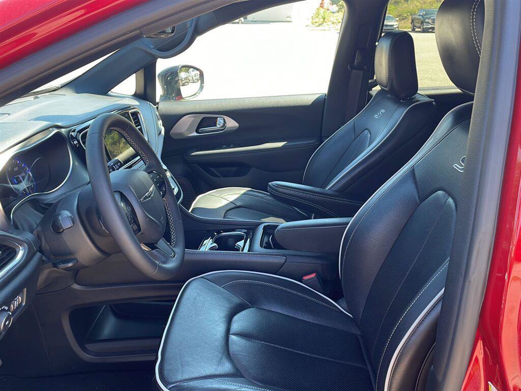 Used 2026 Chrysler Pacifica Limited w/ S Appearance Package FWD image 8