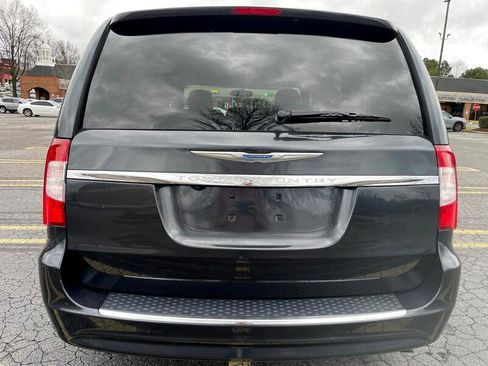 Used 2014 Chrysler Town & Country Touring image 4