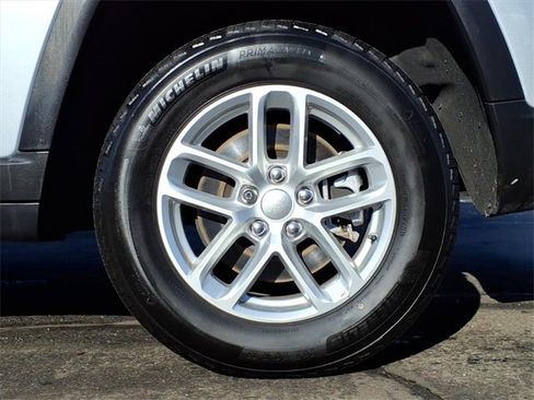 Certified 2023 Jeep Grand Cherokee L Laredo image 9