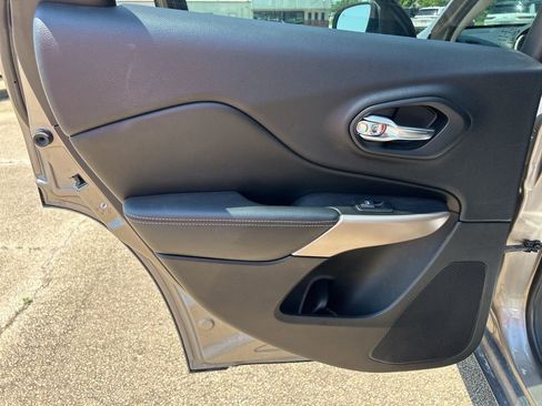 Used 2018 Jeep Cherokee Limited image 11