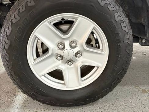 Used 2023 Jeep Gladiator Sport image 11