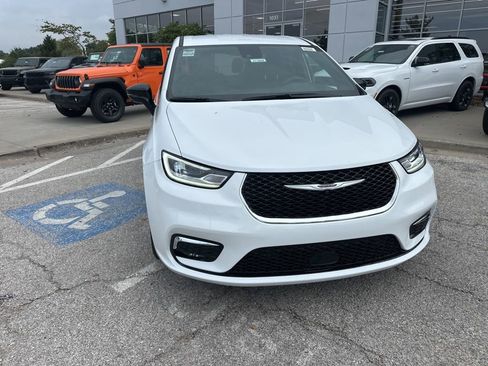 New 2026 Chrysler Pacifica Select image 9