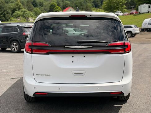 Used 2024 Chrysler Pacifica Touring-L FWD image 6