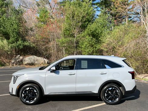 Used 2024 Kia Sorento S w/ Panoramic Sunroof Package AWD/4WD image 2