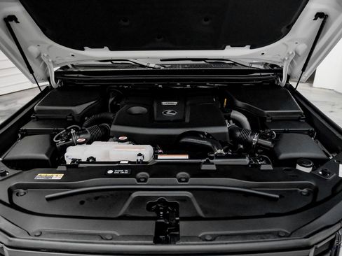 Used 2025 Lexus GX 550 w/ Accessory Package (2T) image 3