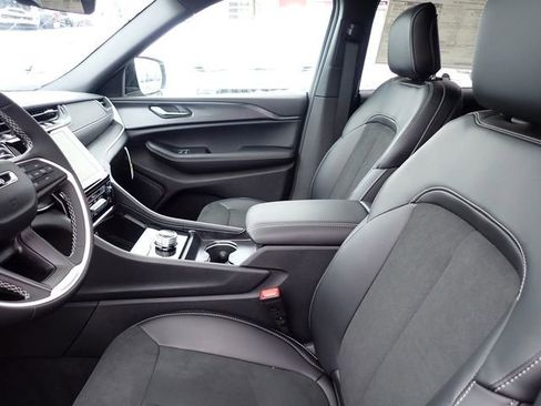 New 2025 Jeep Grand Cherokee Altitude image 12