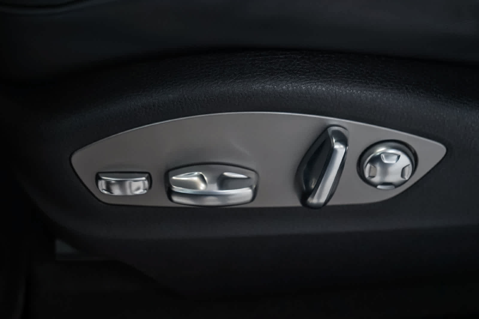 Certified 2026 Porsche Macan Turbo AWD/4WD image 26