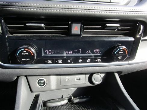 Used 2022 Nissan Rogue SV image 16