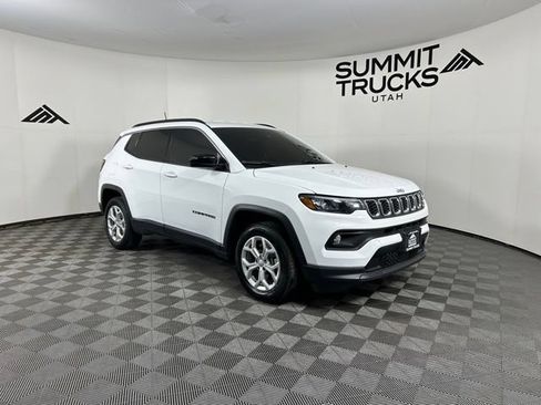Used 2024 Jeep Compass Latitude AWD/4WD image 2