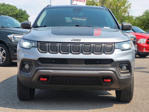 Used 2022 Jeep Compass Trailhawk w/ Trailhawk Convenience Group AWD/4WD image 2