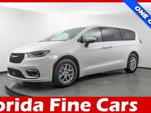 Used 2023 Chrysler Pacifica Touring-L FWD image 1