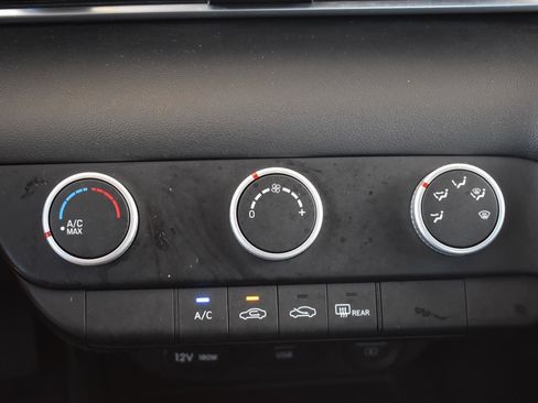 Used 2021 Hyundai Elantra SE image 9