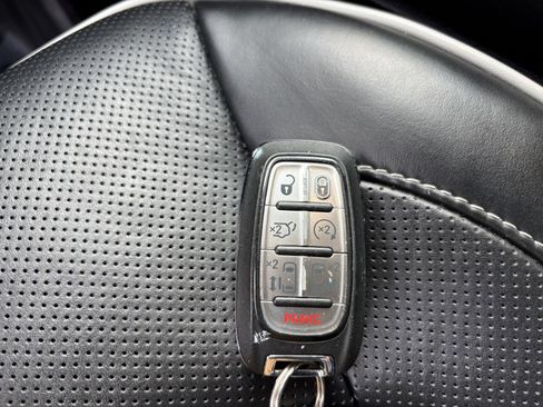 Used 2025 Chrysler Pacifica Limited FWD image 28