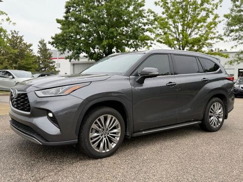 Used 2023 Toyota Highlander Platinum FWD image 2