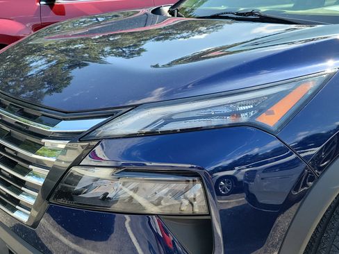 Used 2025 Nissan Rogue SV w/ SV Premium Package FWD image 8