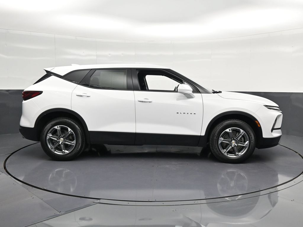 Used 2023 Chevrolet Blazer LT FWD image 4