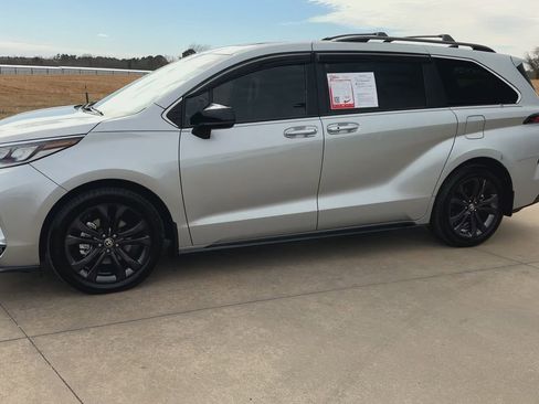 Used 2024 Toyota Sienna XSE image 4