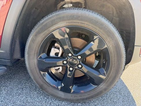 Used 2023 Jeep Grand Cherokee L Laredo image 9